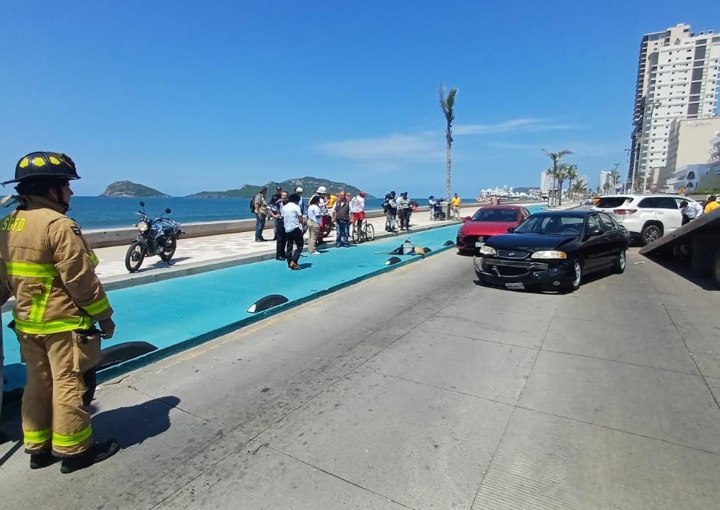 Camioneta vuelca en el Malecón de Mazatlán y provoca choque múltiple $!Camioneta vuelca en el Malecón de Mazatlán y provoca choque múltiple