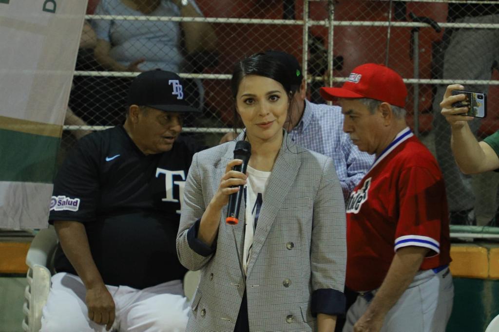 Director de Imdec inaugura la Liga de Medios de Comunicación de Softbol $!Director de Imdec inaugura la Liga de Medios de Comunicación de Softbol