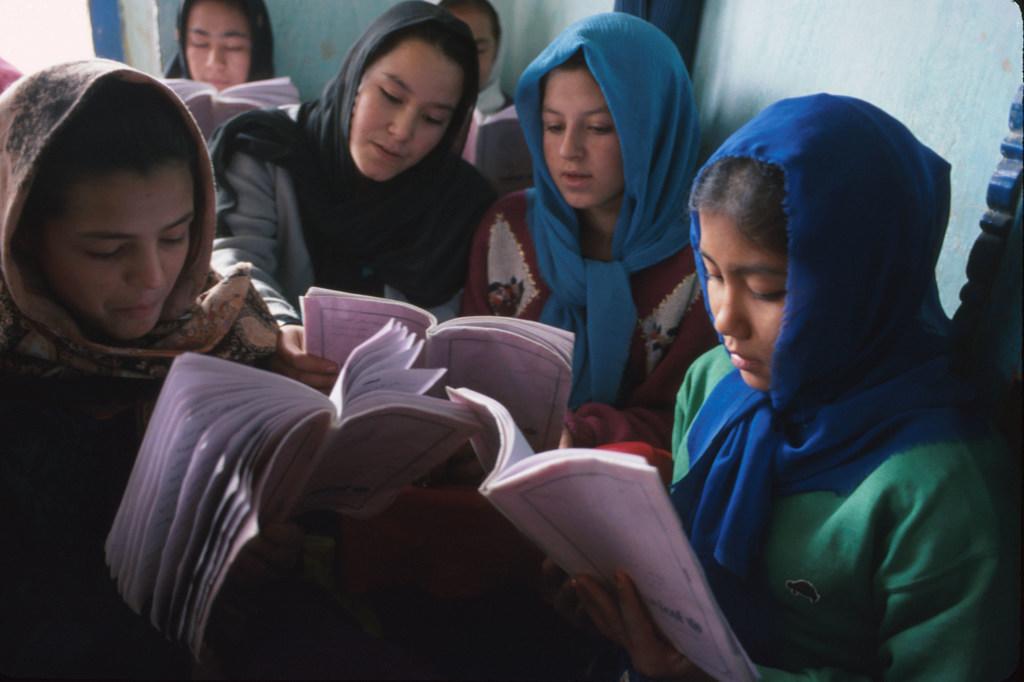 Unas niñas leen sus libros de texto en el centro educativo Dasht-e-Barchi de Kabul (Afganistán). $!Unas niñas leen sus libros de texto en el centro educativo Dasht-e-Barchi de Kabul (Afganistán).