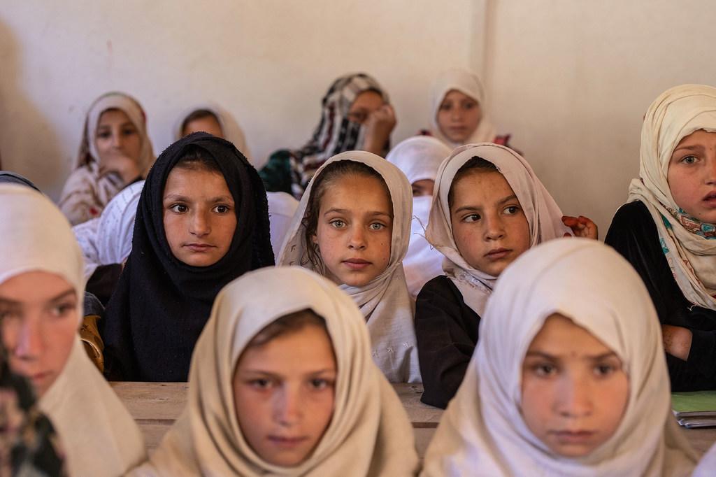 Un grupo de niñas de primaria sentadas en su clase en un instituto de la provincia afgana de Nuristán. $!Un grupo de niñas de primaria sentadas en su clase en un instituto de la provincia afgana de Nuristán.