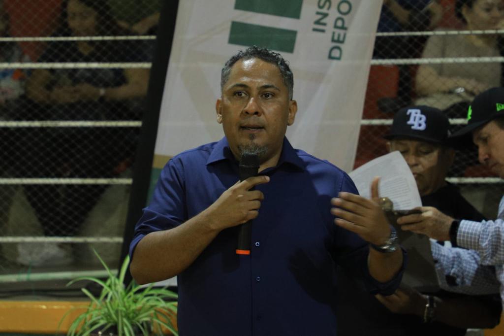 Director de Imdec inaugura la Liga de Medios de Comunicación de Softbol $!Director de Imdec inaugura la Liga de Medios de Comunicación de Softbol