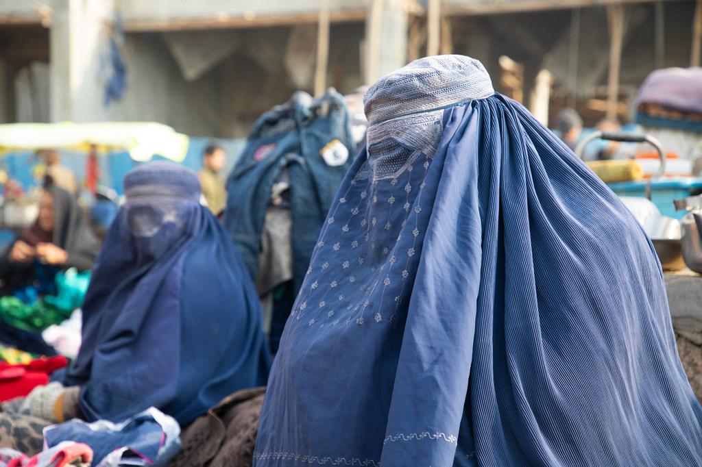 Mujeres veniendo sus pertenecencias en la provincia afgana de Balkh. $!Mujeres veniendo sus pertenecencias en la provincia afgana de Balkh.