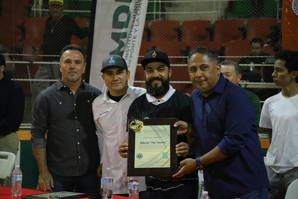 Director de Imdec inaugura la Liga de Medios de Comunicación de Softbol $!Director de Imdec inaugura la Liga de Medios de Comunicación de Softbol