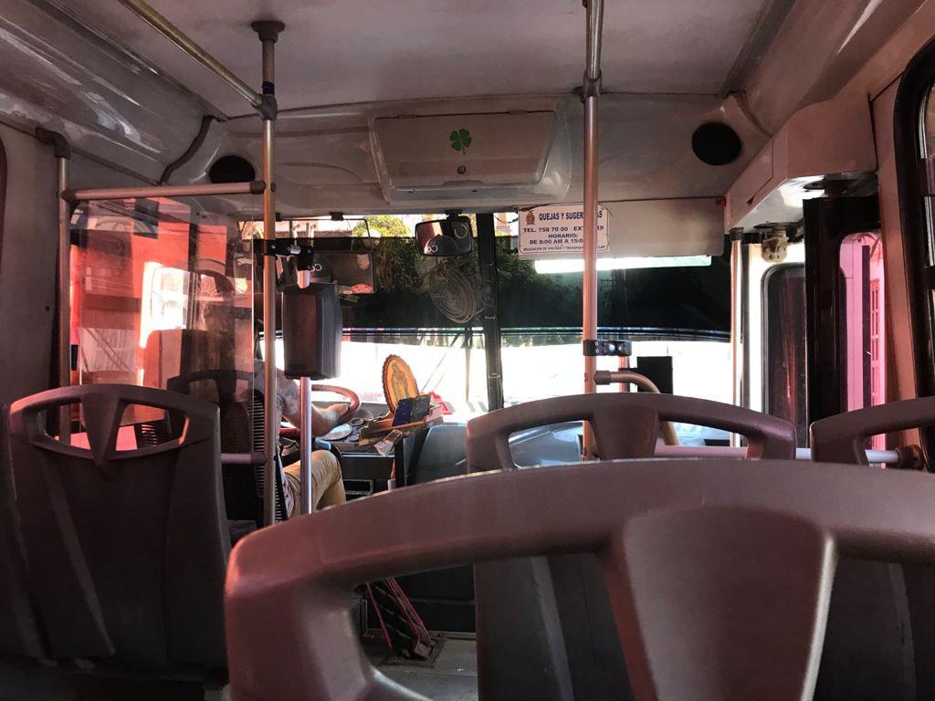 Camioneros de Culiacán ya no usan o utilizan mal el cubrebocas; otros se lo retiran al salir del Centro $!Camioneros de Culiacán ya no usan o utilizan mal el cubrebocas; otros se lo retiran al salir del Centro