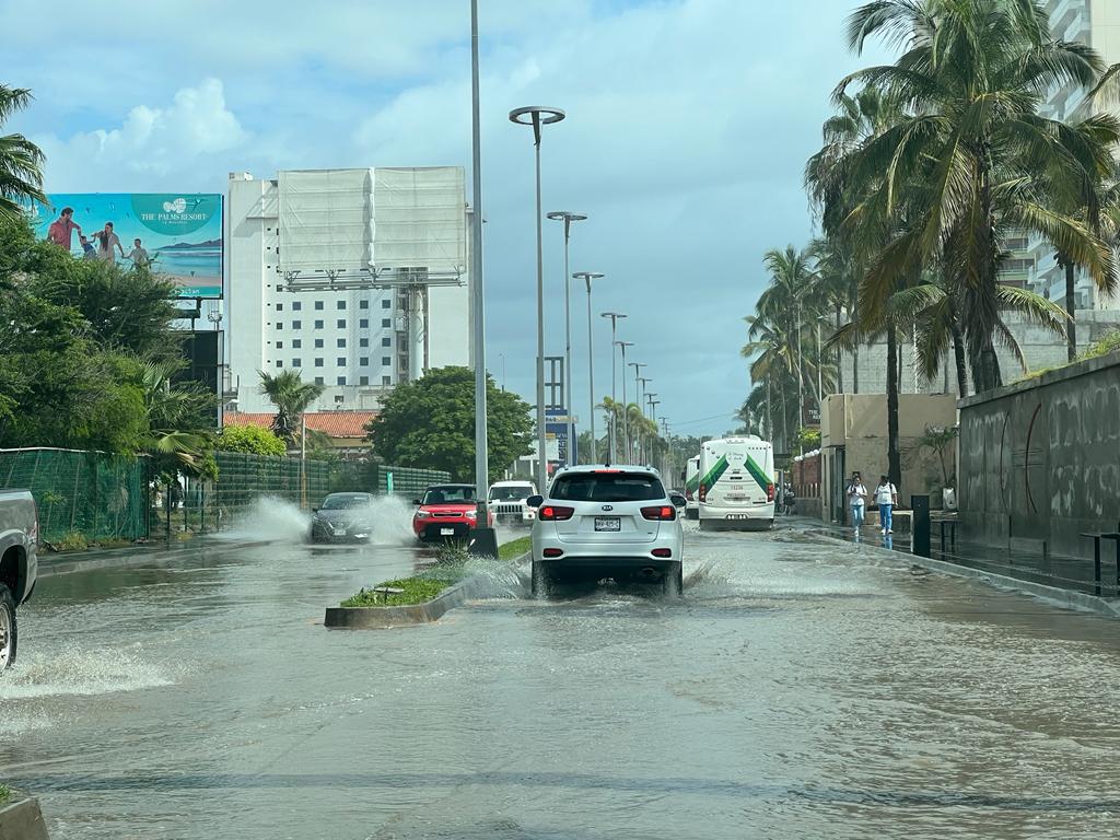 Vialidades de Mazatlán siguen bajo el agua $!Vialidades de Mazatlán siguen bajo el agua