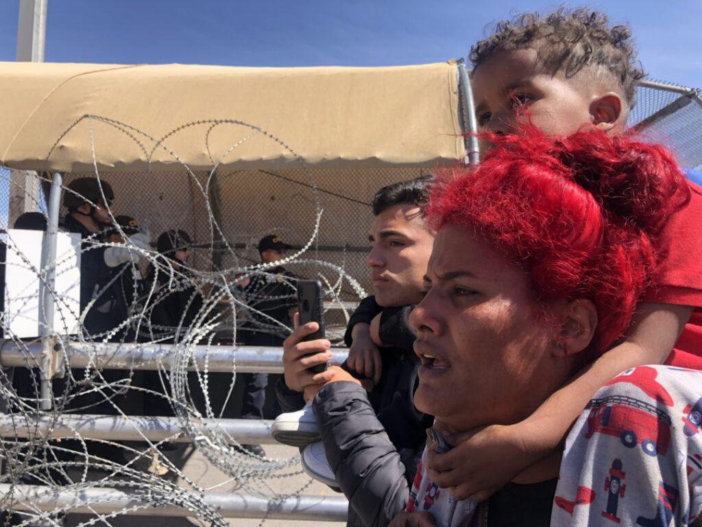 Migrantes se amotinan en frontera para cruzar a EU $!Migrantes se amotinan en frontera para cruzar a EU