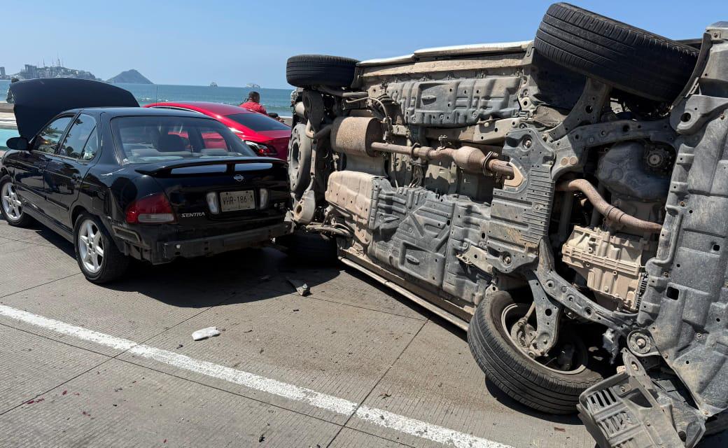 Camioneta vuelca en el Malecón de Mazatlán y provoca choque múltiple $!Camioneta vuelca en el Malecón de Mazatlán y provoca choque múltiple