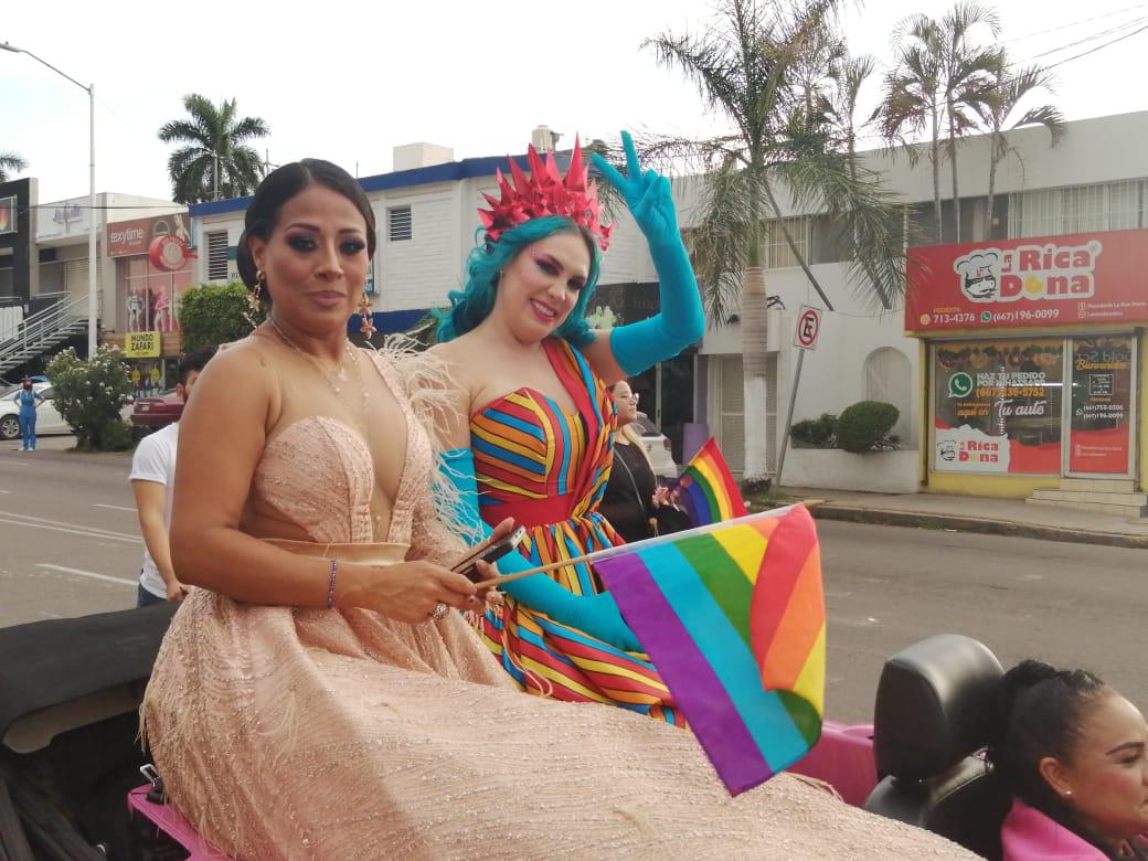 Toñita encabeza la marcha en Culiacán. Aquí al lado de la vlogger sinaloense El Vizcocho. $!Toñita encabeza la marcha en Culiacán. Aquí al lado de la vlogger sinaloense El Vizcocho.