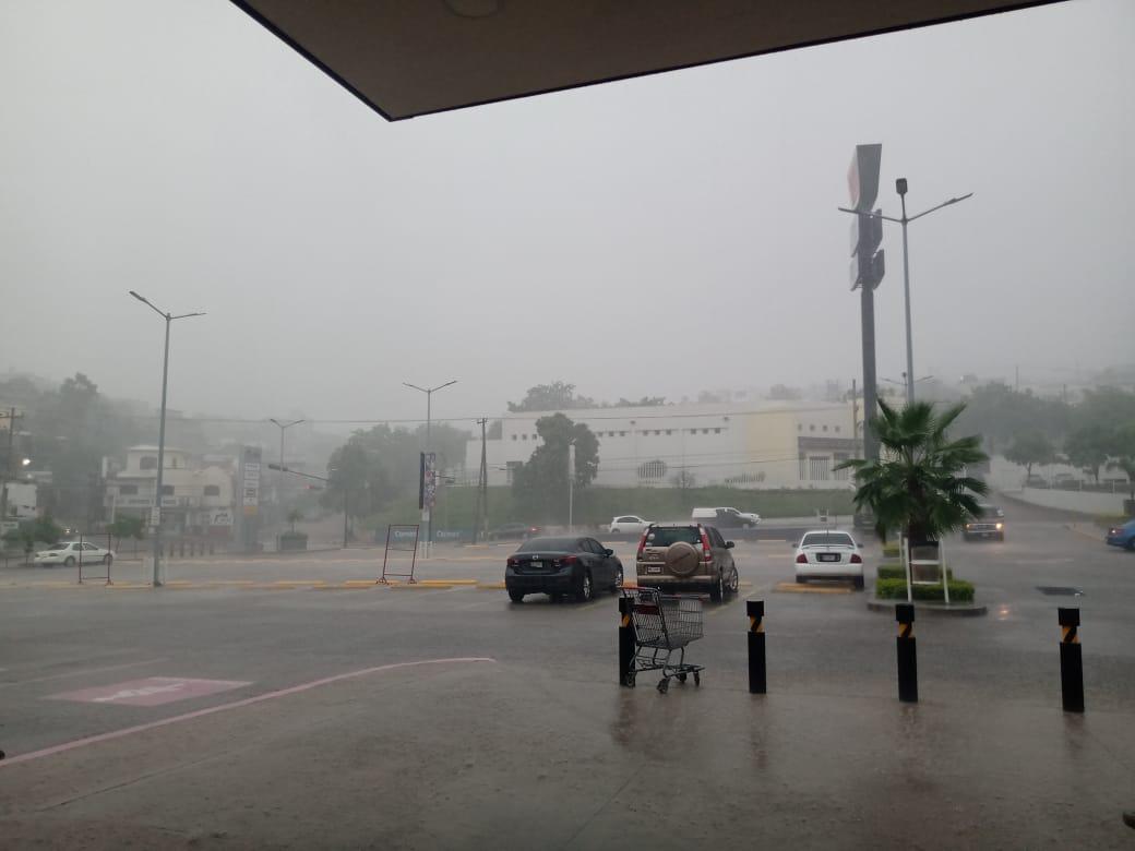 Lluvias en Culiacán causan cierres de vialidades, inundaciones y arrastre de vehículos $!Lluvias en Culiacán causan cierres de vialidades, inundaciones y arrastre de vehículos