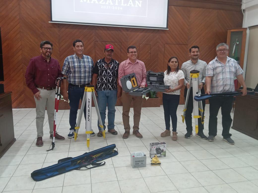 Entrega Comuna de Mazatlán equipo de ubicación topográfica a Dirección de Vivienda $!Entrega Comuna de Mazatlán equipo de ubicación topográfica a Dirección de Vivienda