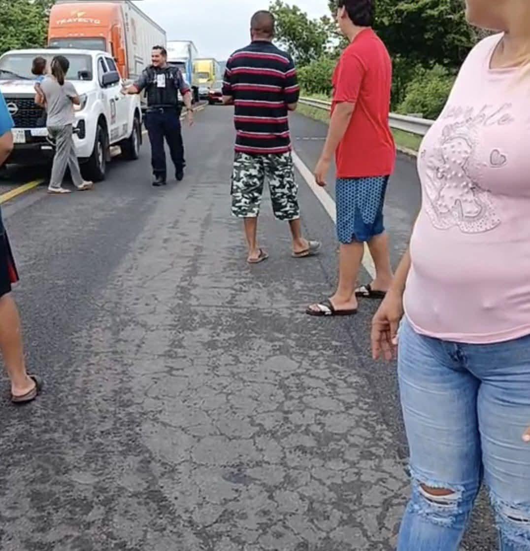 En Palmillas, Escuinapa, toman la autopista tras 34 horas sin luz; el servicio se restablece minutos después $!En Palmillas, Escuinapa, toman la autopista tras 34 horas sin luz; el servicio se restablece minutos después