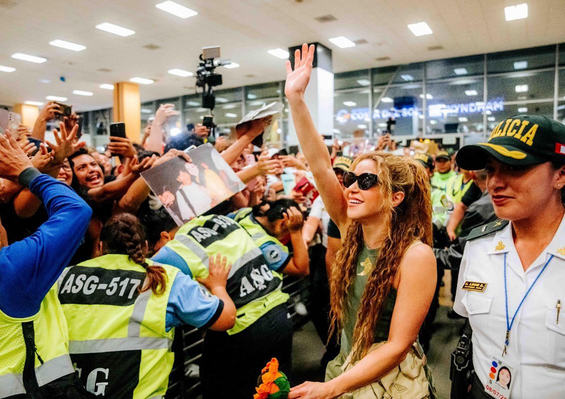 Shakira durante su llegada a Lima, Perú. $!Shakira durante su llegada a Lima, Perú.