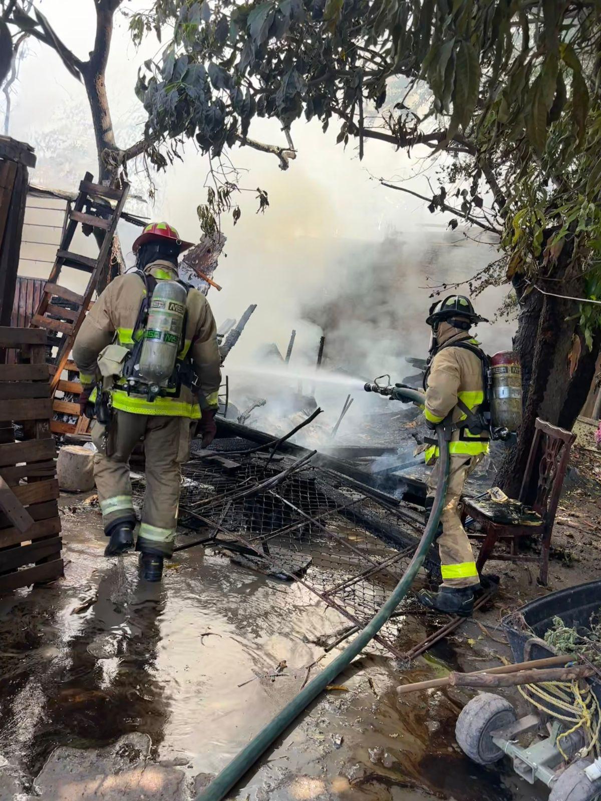 Consume fuego una vivienda de madera en la colonia Allende, en Mazatlán $!Consume fuego una vivienda de madera en la colonia Allende, en Mazatlán