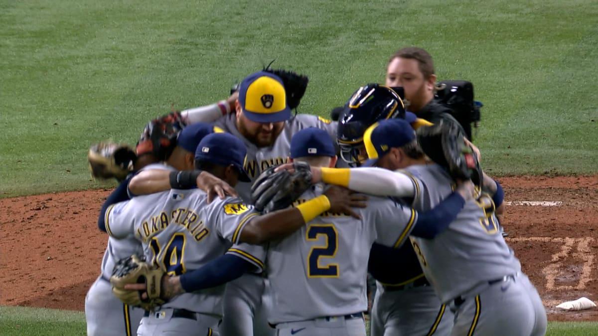 Cerveceros aplastan a Marlins y aseguran boleto a los playoffs $!Cerveceros aplastan a Marlins y aseguran boleto a los playoffs