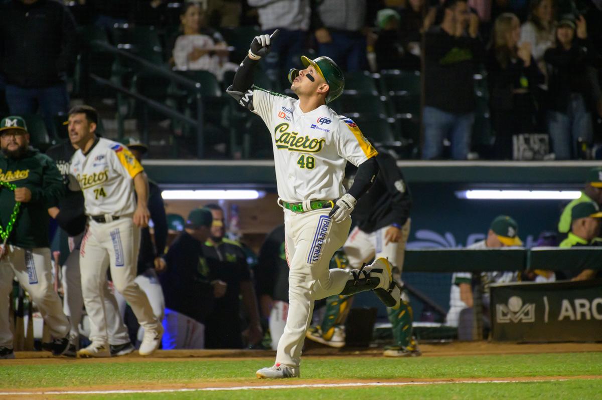 Rodolfo Amador celebra HR. $!Rodolfo Amador celebra HR.