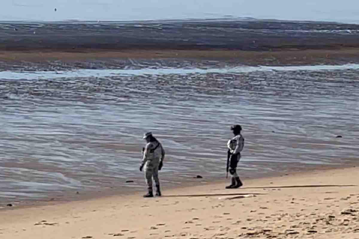 Integrantes de la Guardia Nacional que se encontraban cerca de la entrada al puerto de San Felipe, Baja California, sitio por el que pangas llegan ingresar de forma ilegal para pescar. $!Integrantes de la Guardia Nacional que se encontraban cerca de la entrada al puerto de San Felipe, Baja California, sitio por el que pangas llegan ingresar de forma ilegal para pescar.