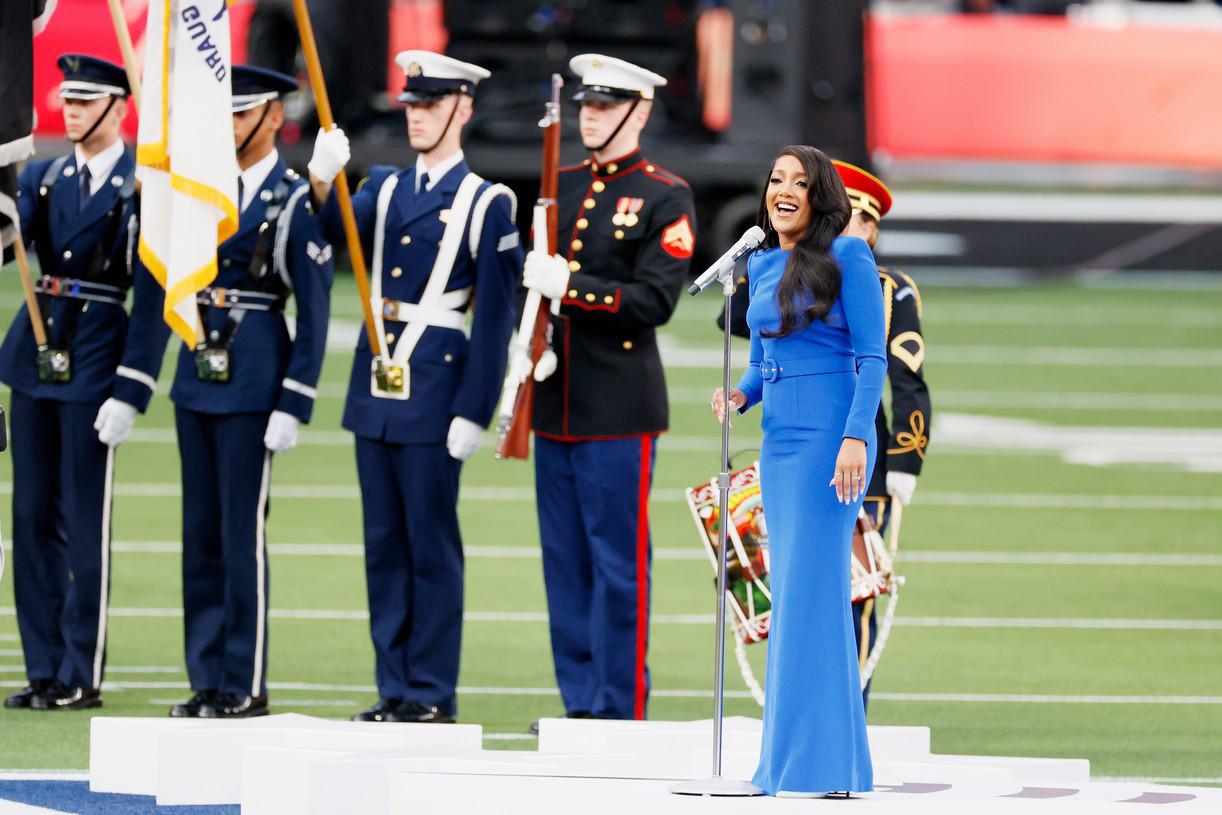Mickey Guyton entona el Himno Nacional de Estados Unidos al iniciar el Super Bowl 2021 $!Mickey Guyton entona el Himno Nacional de Estados Unidos al iniciar el Super Bowl 2021