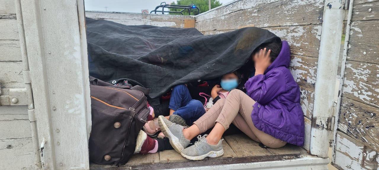 Guardia Nacional localiza a 33 niños y 28 adultos migrantes en Nuevo León; padecían hacinamiento y deshidratación $!Guardia Nacional localiza a 33 niños y 28 adultos migrantes en Nuevo León; padecían hacinamiento y deshidratación