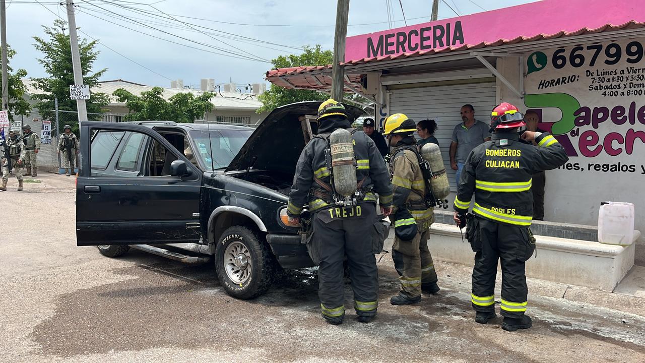 Se incendia camioneta en Capistrano, Culiacán; militares la apagan con extintor y refresco $!Se incendia camioneta en Capistrano, Culiacán; militares la apagan con extintor y refresco