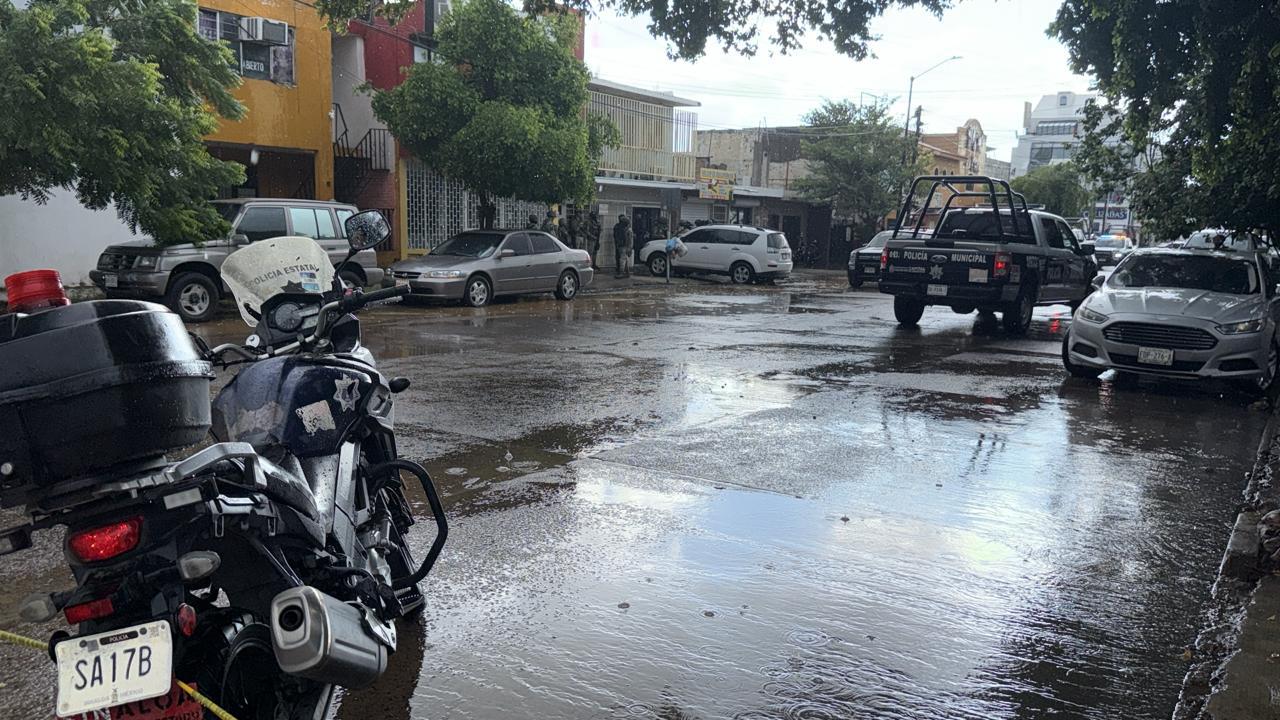 Abaten a uno y detienen otro civil tras intento de robo en la Miguel Alemán, en Culiacán $!Abaten a uno y detienen otro civil tras intento de robo en la Miguel Alemán, en Culiacán