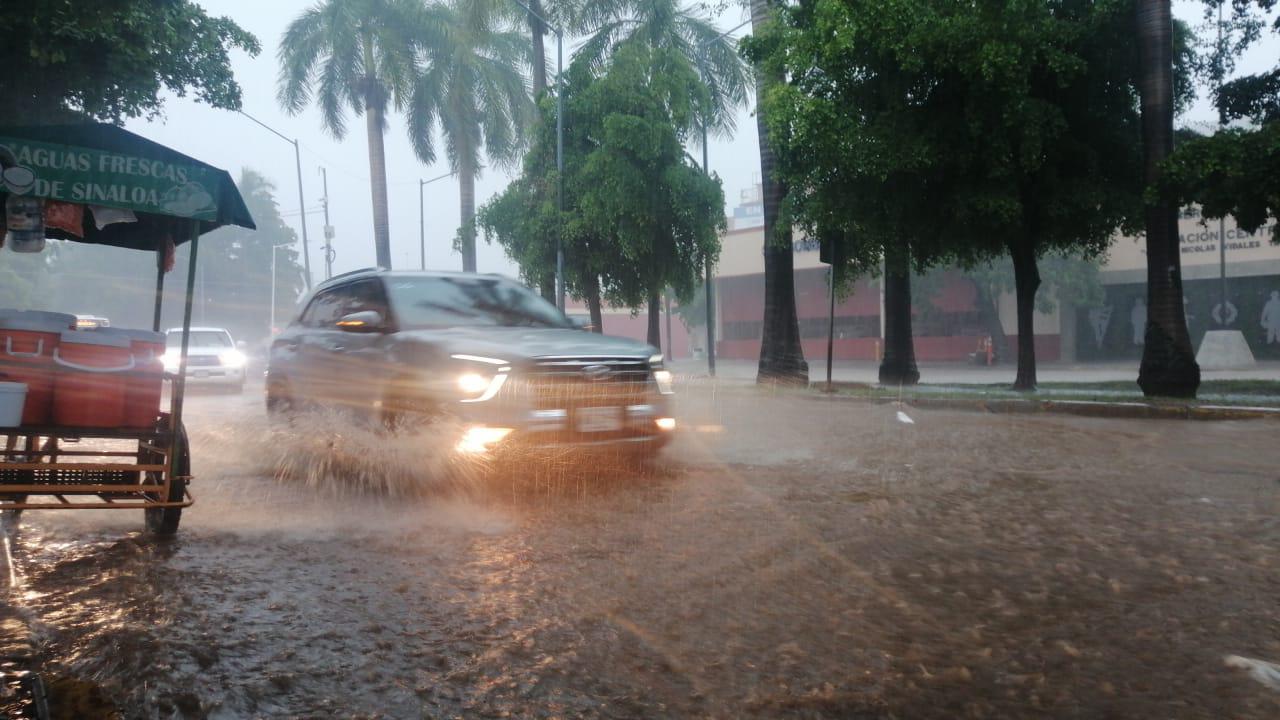 Lluvias en Culiacán causan cierres de vialidades, inundaciones y arrastre de vehículos $!Lluvias en Culiacán causan cierres de vialidades, inundaciones y arrastre de vehículos