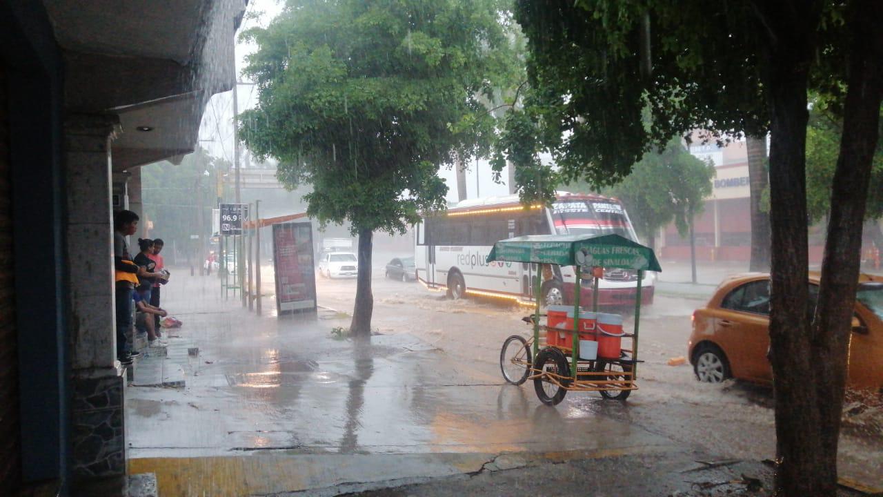 Lluvias en Culiacán causan cierres de vialidades, inundaciones y arrastre de vehículos $!Lluvias en Culiacán causan cierres de vialidades, inundaciones y arrastre de vehículos