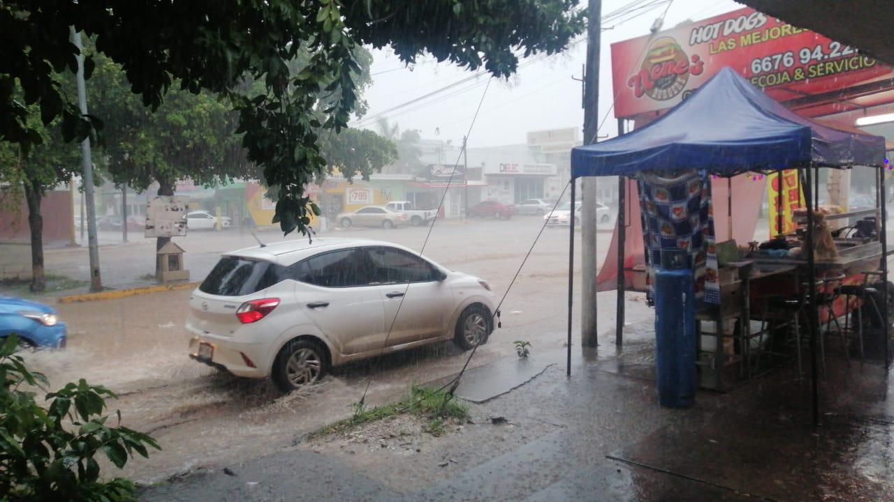 Lluvias en Culiacán causan cierres de vialidades, inundaciones y arrastre de vehículos $!Lluvias en Culiacán causan cierres de vialidades, inundaciones y arrastre de vehículos