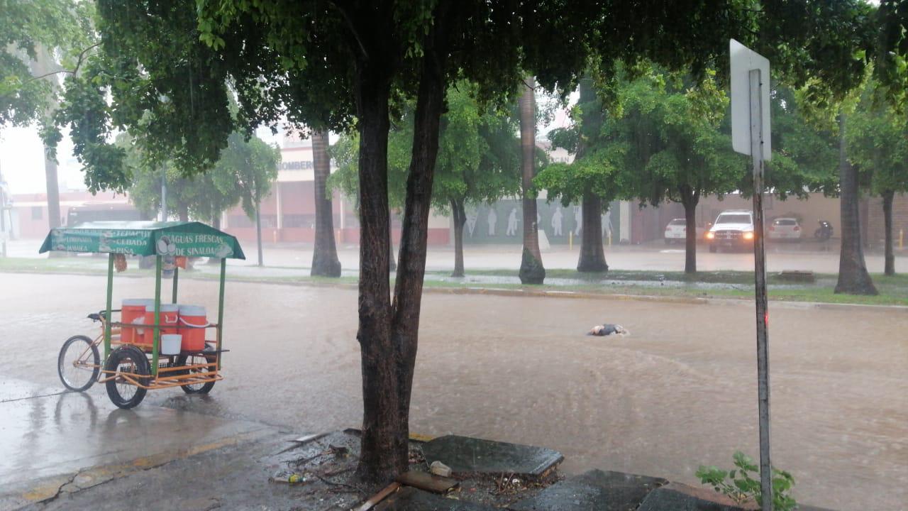 Lluvias en Culiacán causan cierres de vialidades, inundaciones y arrastre de vehículos $!Lluvias en Culiacán causan cierres de vialidades, inundaciones y arrastre de vehículos