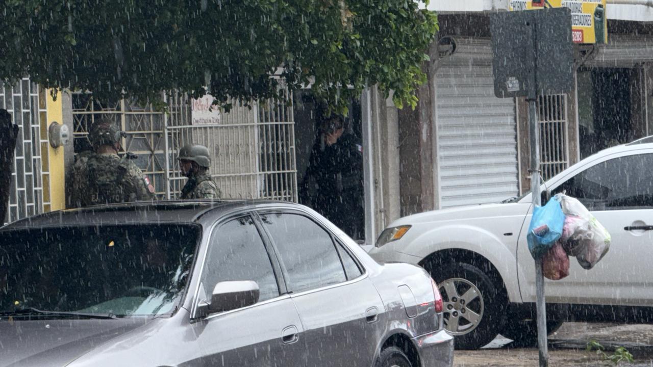 Abaten a uno y detienen otro civil tras intento de robo en la Miguel Alemán, en Culiacán $!Abaten a uno y detienen otro civil tras intento de robo en la Miguel Alemán, en Culiacán