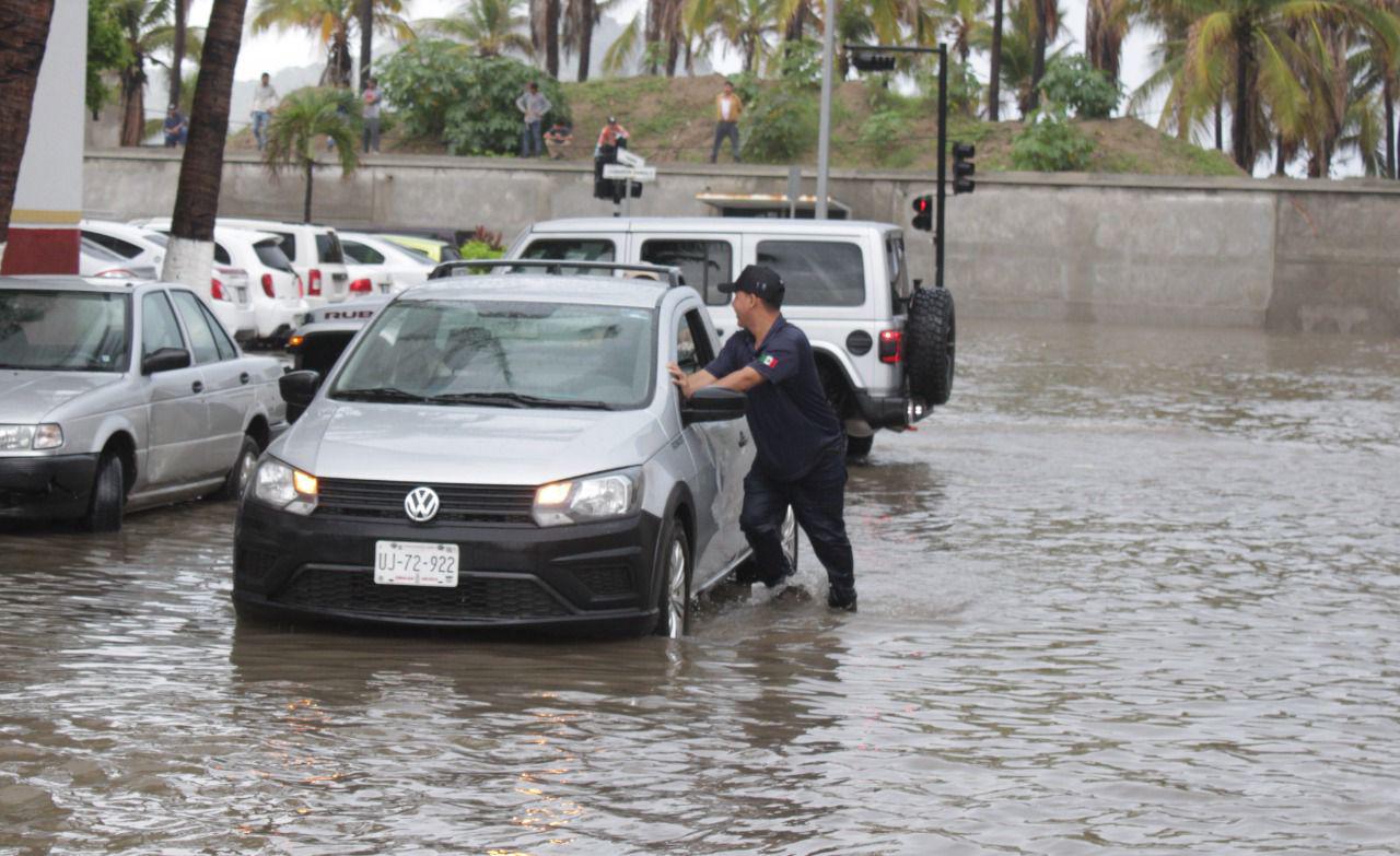 Vialidades de Mazatlán siguen bajo el agua $!Vialidades de Mazatlán siguen bajo el agua