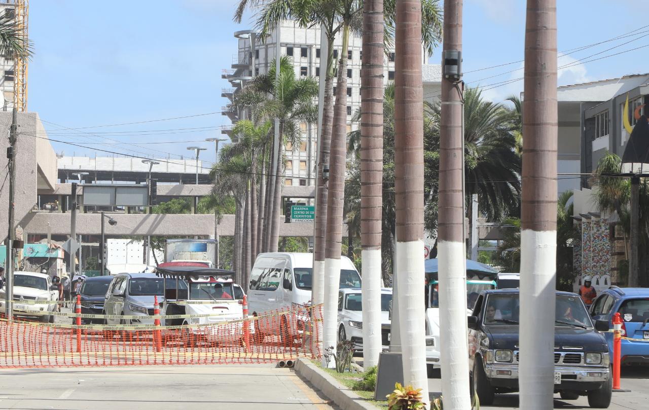 Construyen pasos peatonales elevados sobre avenida de zona turística de Mazatlán $!Construyen pasos peatonales elevados sobre avenida de zona turística de Mazatlán