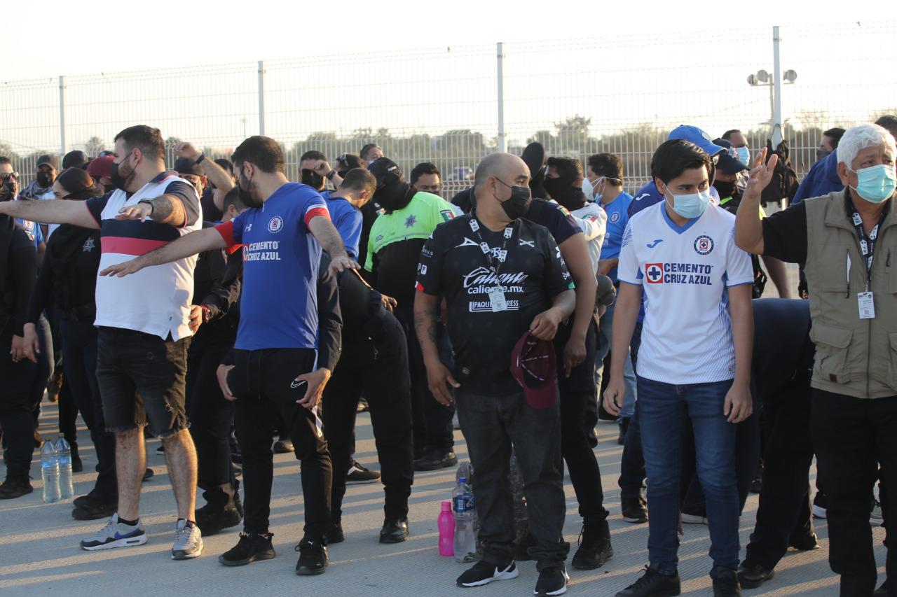 Aficionados de La Máquina pintan de azul el estadio Kraken $!Aficionados de La Máquina pintan de azul el estadio Kraken