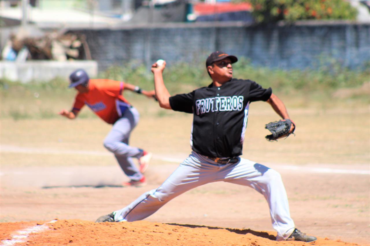 Familia Chiquete y Materiales Palomares van por el título del Beisbol Veteranos de Escuinapa $!Familia Chiquete y Materiales Palomares van por el título del Beisbol Veteranos de Escuinapa