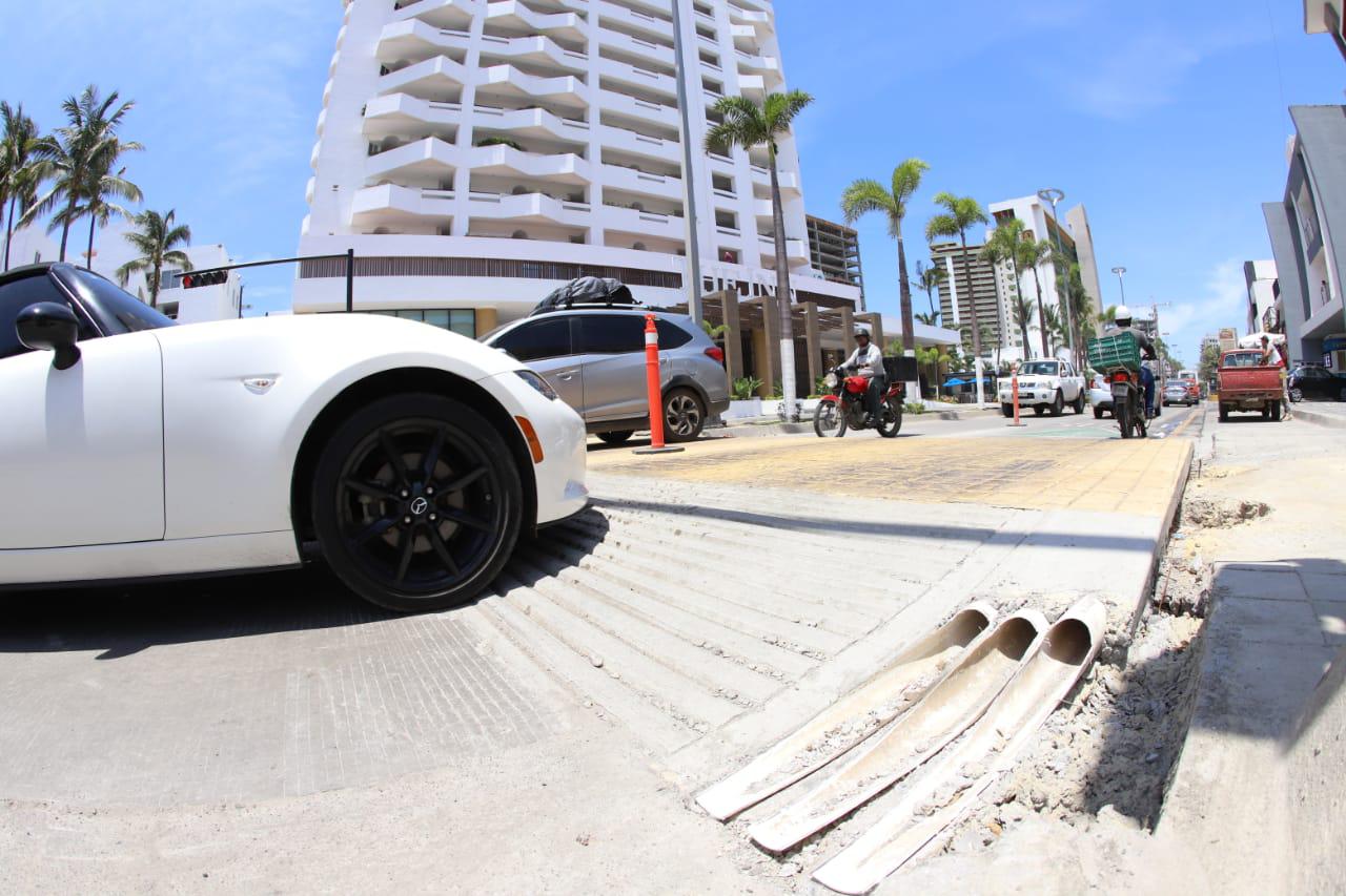Construyen pasos peatonales elevados sobre avenida de zona turística de Mazatlán $!Construyen pasos peatonales elevados sobre avenida de zona turística de Mazatlán