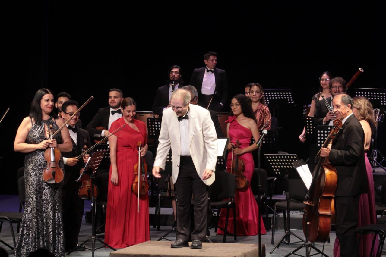 Al final, los artistas agradecieron los aplausos del público asistente. $!Al final, los artistas agradecieron los aplausos del público asistente.
