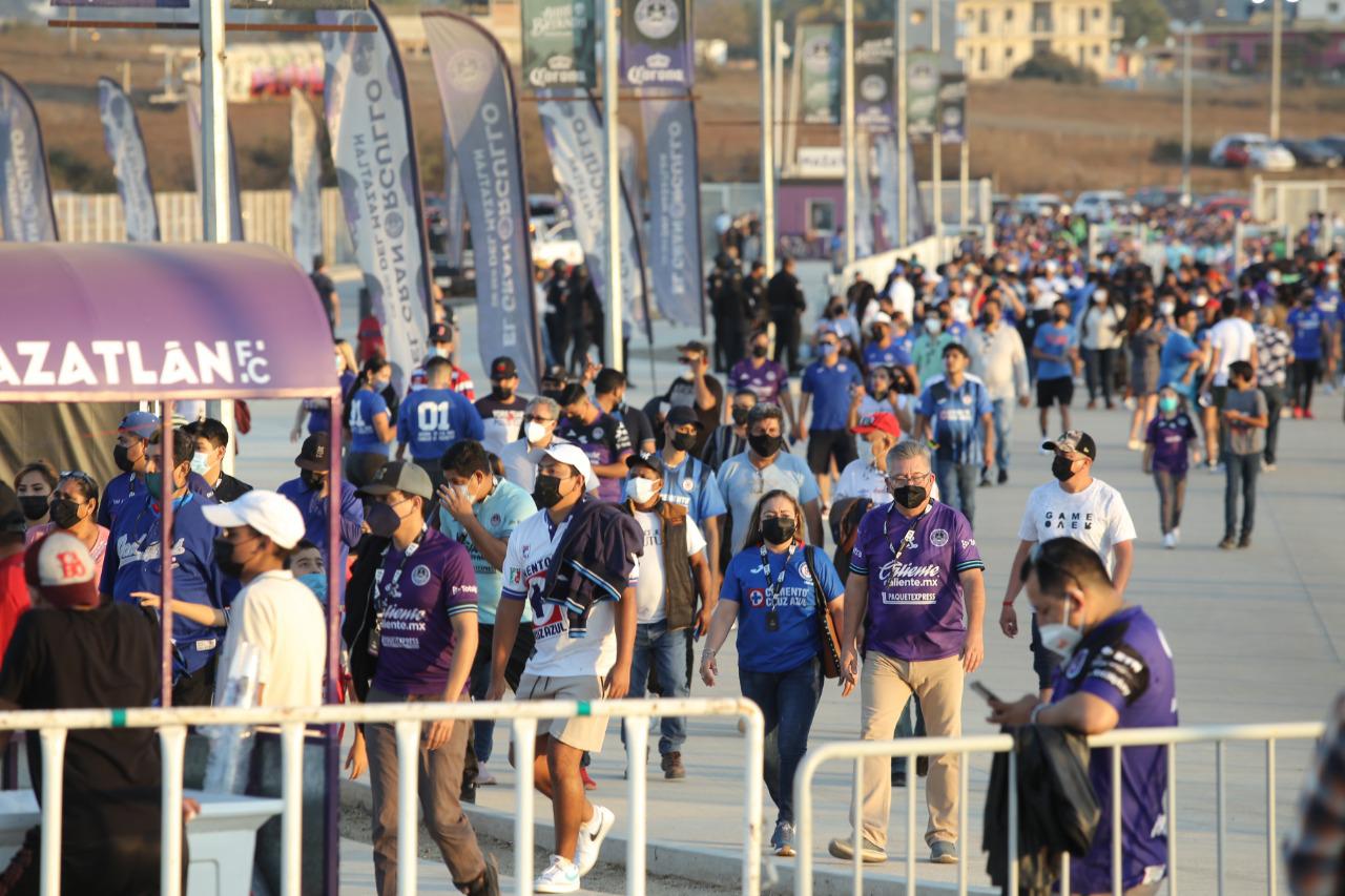 Aficionados de La Máquina pintan de azul el estadio Kraken $!Aficionados de La Máquina pintan de azul el estadio Kraken