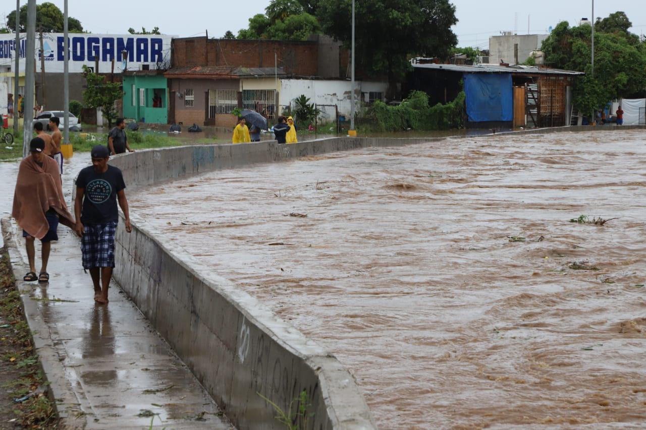 Azotan a Mazatlán lluvias y fuertes vientos $!Azotan a Mazatlán lluvias y fuertes vientos