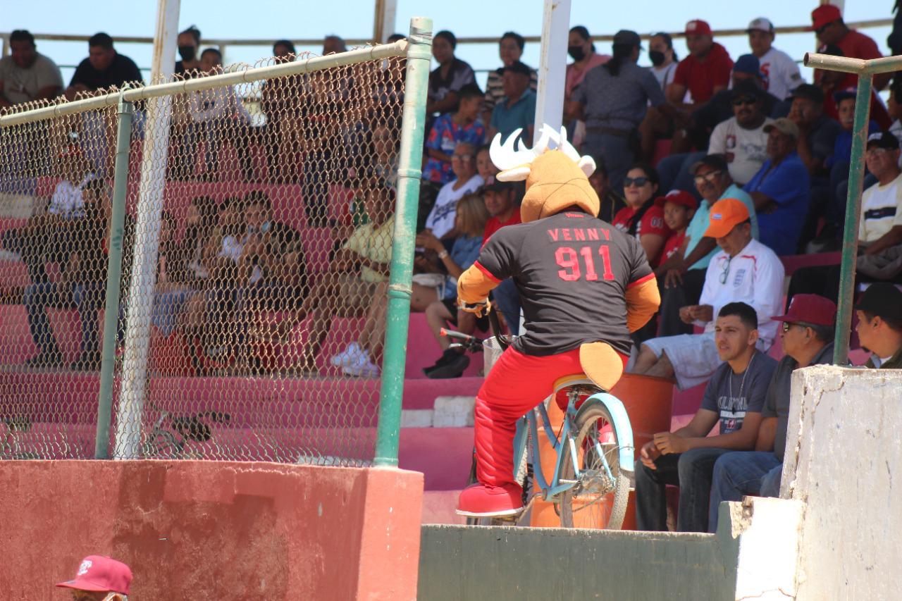 Familia Chiquete y Materiales Palomares van por el título del Beisbol Veteranos de Escuinapa $!Familia Chiquete y Materiales Palomares van por el título del Beisbol Veteranos de Escuinapa