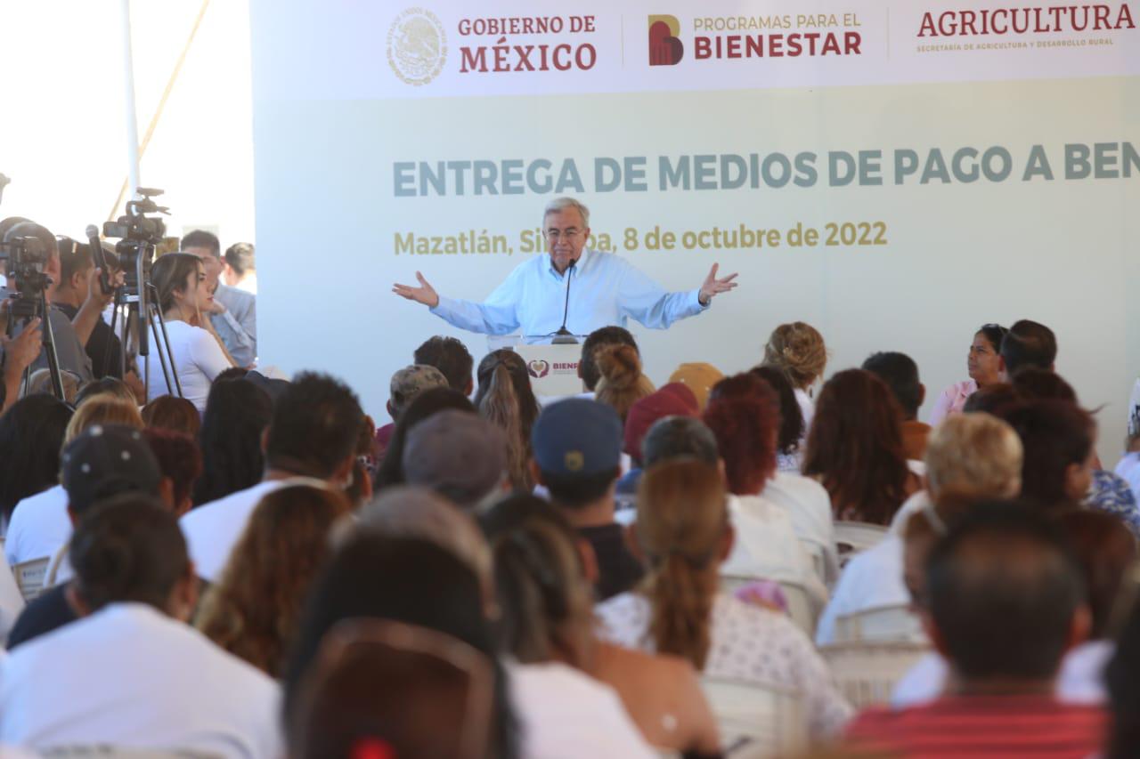 Entregan tarjetas del Bienpesca a personas del sector pesquero en Mazatlán $!Entregan tarjetas del Bienpesca a personas del sector pesquero en Mazatlán