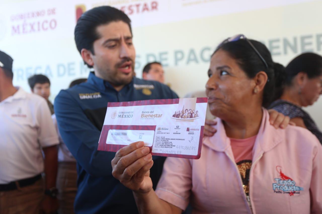 Entregan tarjetas del Bienpesca a personas del sector pesquero en Mazatlán $!Entregan tarjetas del Bienpesca a personas del sector pesquero en Mazatlán