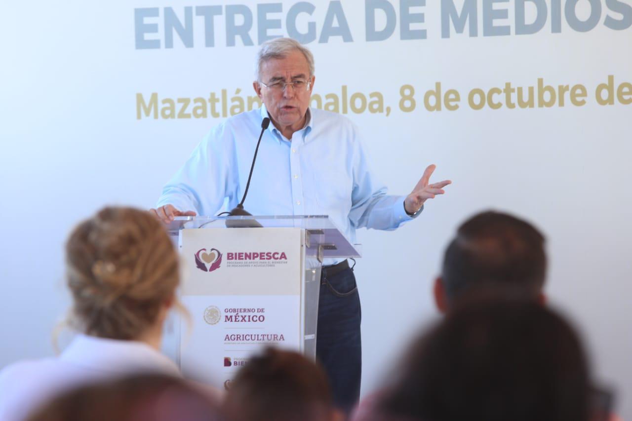 Entregan tarjetas del Bienpesca a personas del sector pesquero en Mazatlán $!Entregan tarjetas del Bienpesca a personas del sector pesquero en Mazatlán