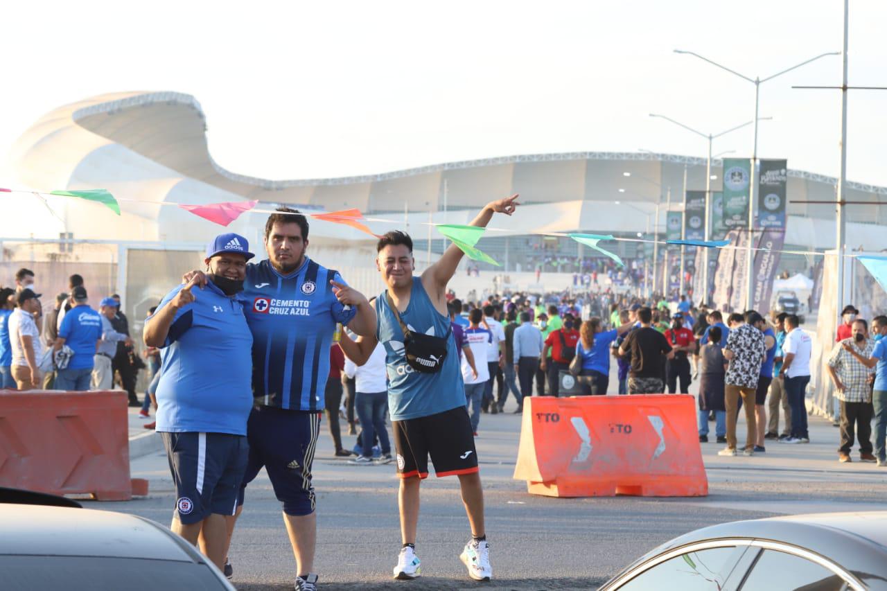 Aficionados de La Máquina pintan de azul el estadio Kraken $!Aficionados de La Máquina pintan de azul el estadio Kraken