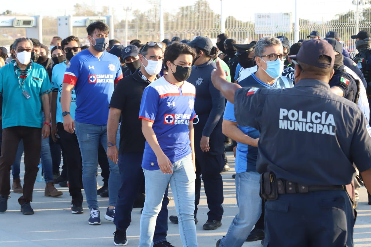 Aficionados de La Máquina pintan de azul el estadio Kraken $!Aficionados de La Máquina pintan de azul el estadio Kraken
