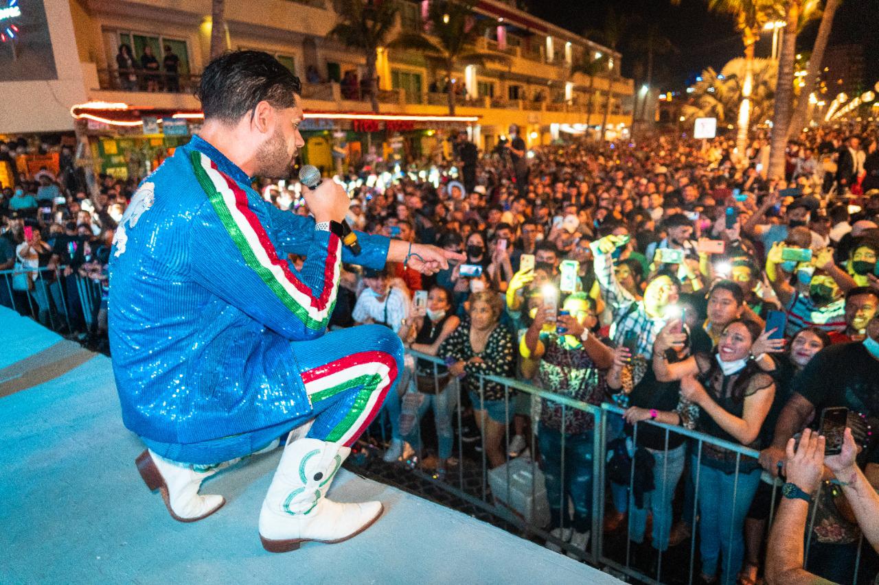 Su Majestad Mi Banda El Mexicano celebra Año Nuevo en Mazatlán $!Su Majestad Mi Banda El Mexicano celebra Año Nuevo en Mazatlán