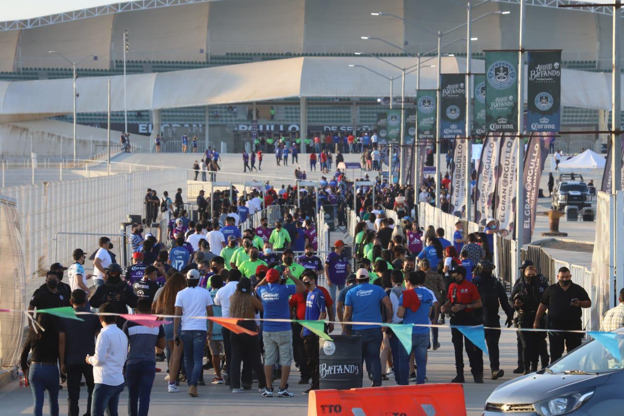 Aficionados de La Máquina pintan de azul el estadio Kraken $!Aficionados de La Máquina pintan de azul el estadio Kraken