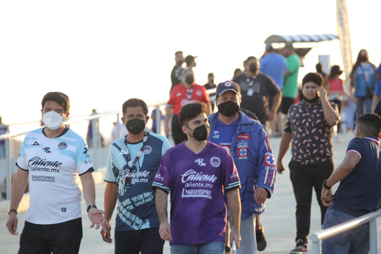 Aficionados de La Máquina pintan de azul el estadio Kraken $!Aficionados de La Máquina pintan de azul el estadio Kraken
