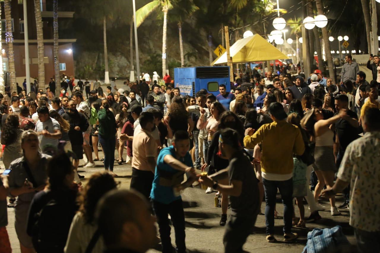 Acuden cientos a Olas Altas en el primer día del Carnaval de Mazatlán 2022 $!Acuden cientos a Olas Altas en el primer día del Carnaval de Mazatlán 2022