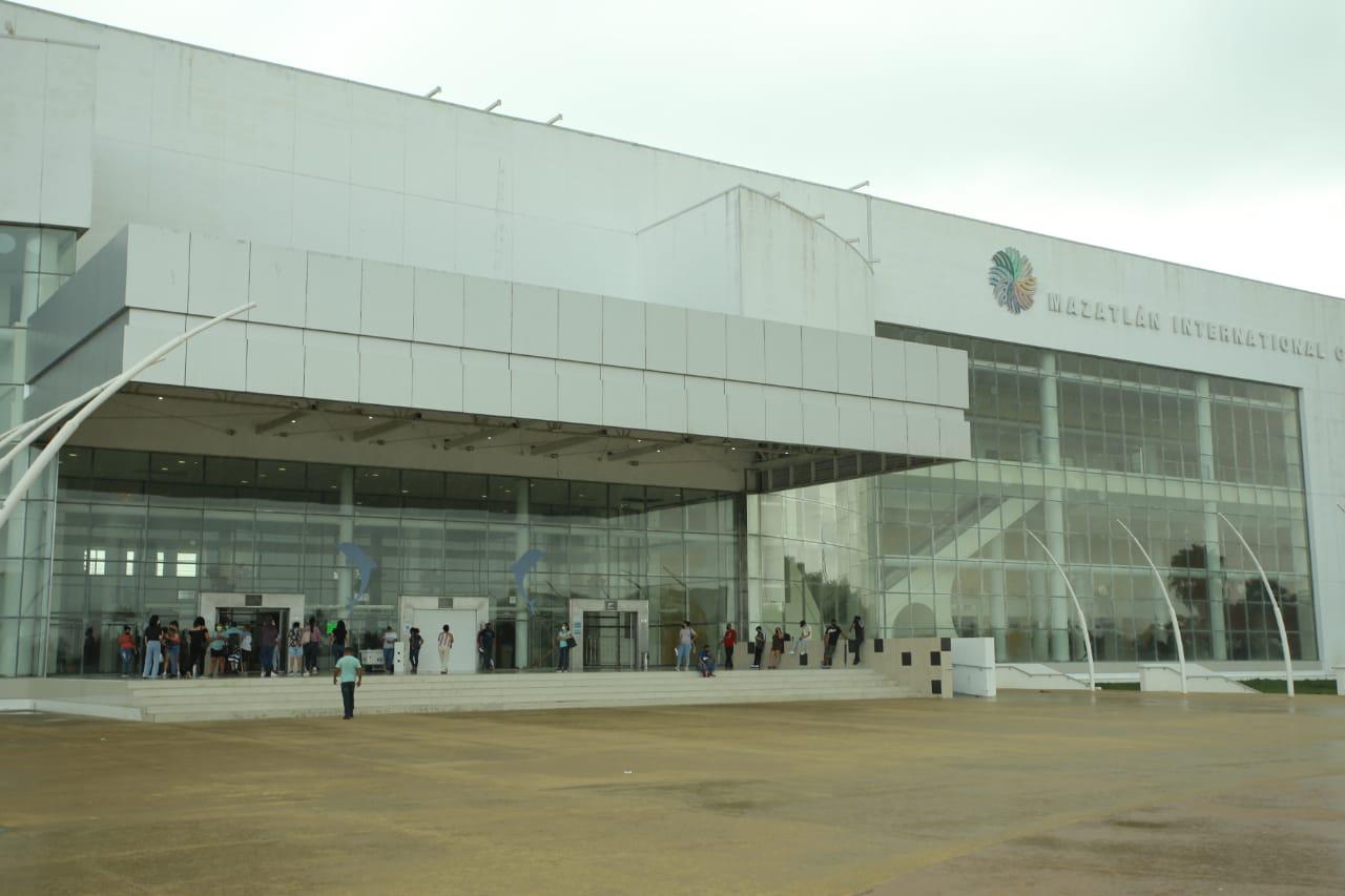 Se acaban desde temprano en el Centro de Convenciones de Mazatlán las 500 dosis contra el Covid-19 para personas rezagadas $!Se acaban desde temprano en el Centro de Convenciones de Mazatlán las 500 dosis contra el Covid-19 para personas rezagadas