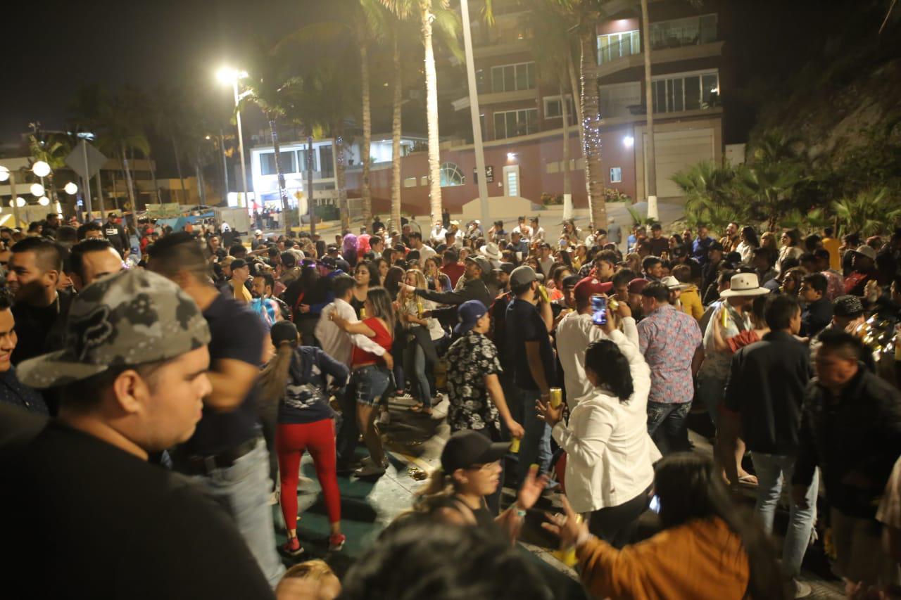 Acuden cientos a Olas Altas en el primer día del Carnaval de Mazatlán 2022 $!Acuden cientos a Olas Altas en el primer día del Carnaval de Mazatlán 2022
