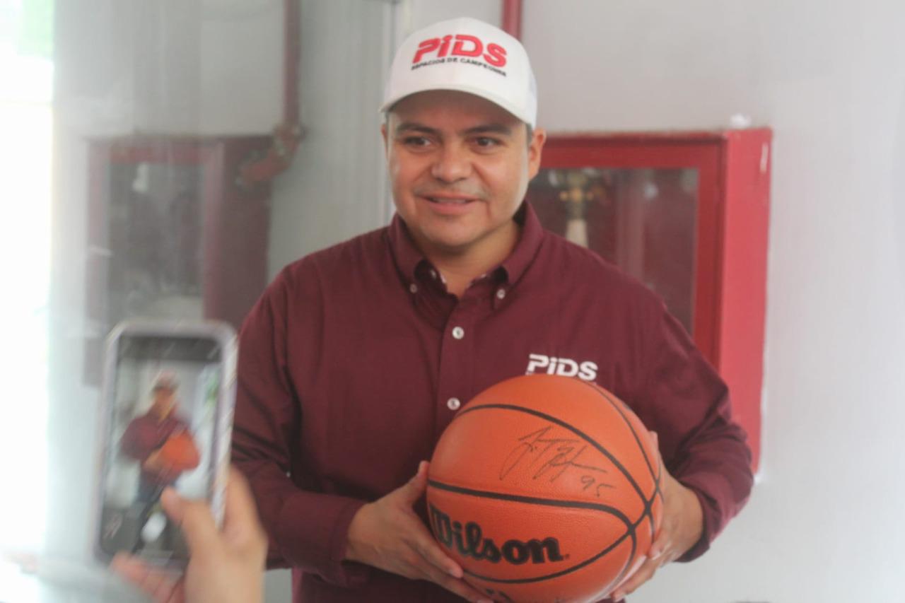 Juan Toscano, campeón de la NBA, manda balón firmado al PIDS $!Juan Toscano, campeón de la NBA, manda balón firmado al PIDS